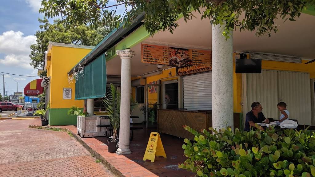 El Castillo de las Frutas | restaurant | 4290 E 4th Ave, Hialeah, FL 33013, USA | 3054596789 OR +1 305-459-6789