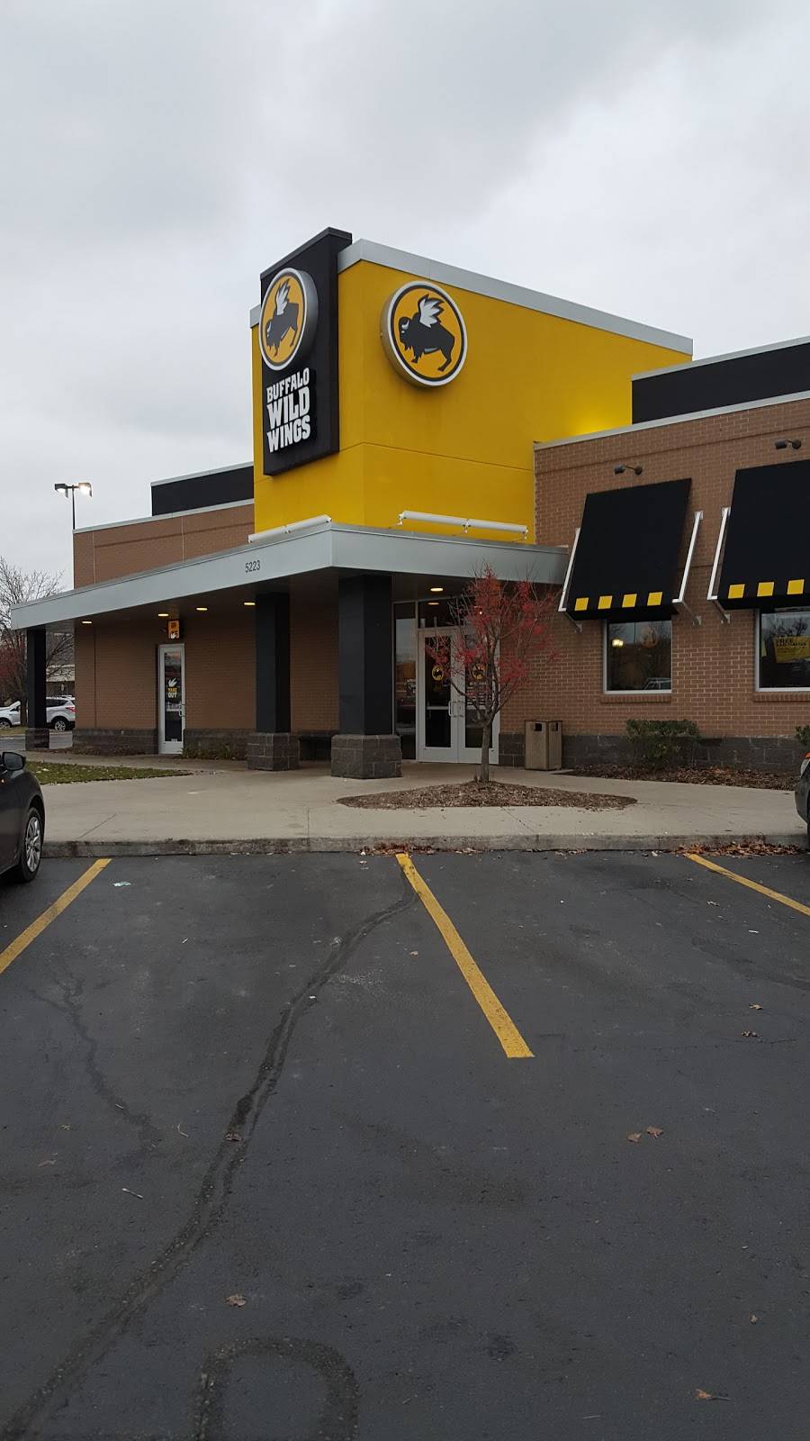 Buffalo Wild Wings | meal takeaway | 5223 Highland Rd, Waterford Twp, MI 48327, USA | 2486749464 OR +1 248-674-9464