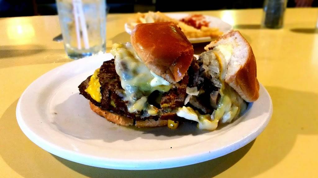 Sollys Grille | restaurant | 4629 N Port Washington Rd, Milwaukee, WI 53212, USA | 4143328808 OR +1 414-332-8808