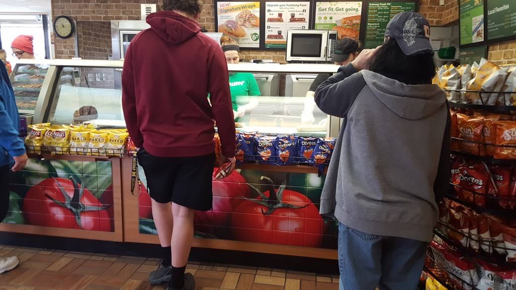 Subway | meal takeaway | 11210 Shawnee Mission Pkwy, Shawnee, KS 66203, USA | 9136315588 OR +1 913-631-5588