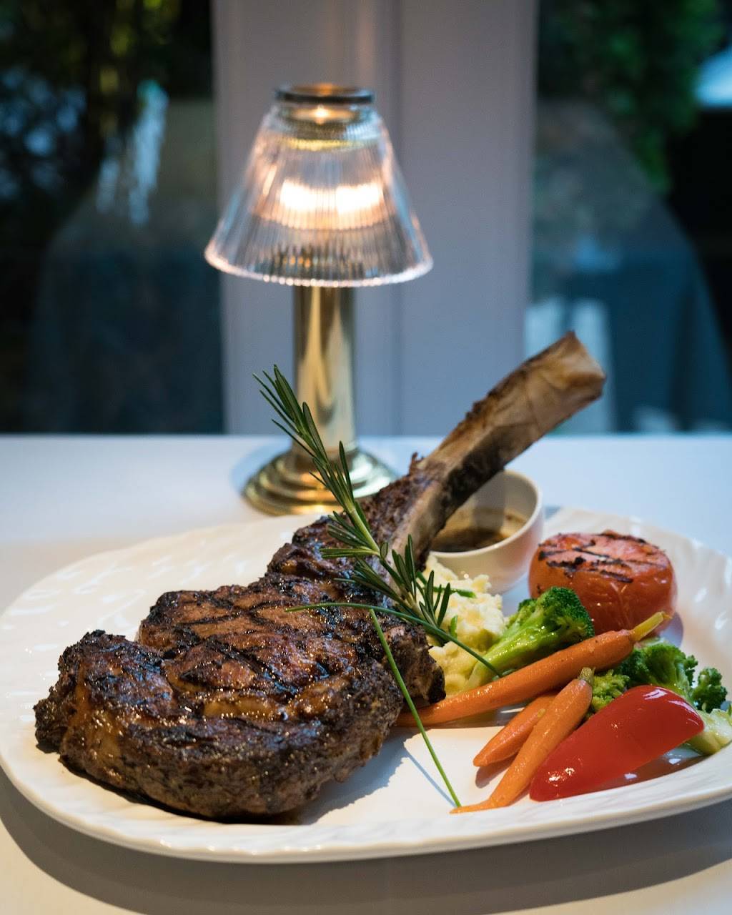 Hogans Restaurant | restaurant | 12998 Keele St, King City, ON L7B 1H8, Canada | 9058335311 OR +1 905-833-5311