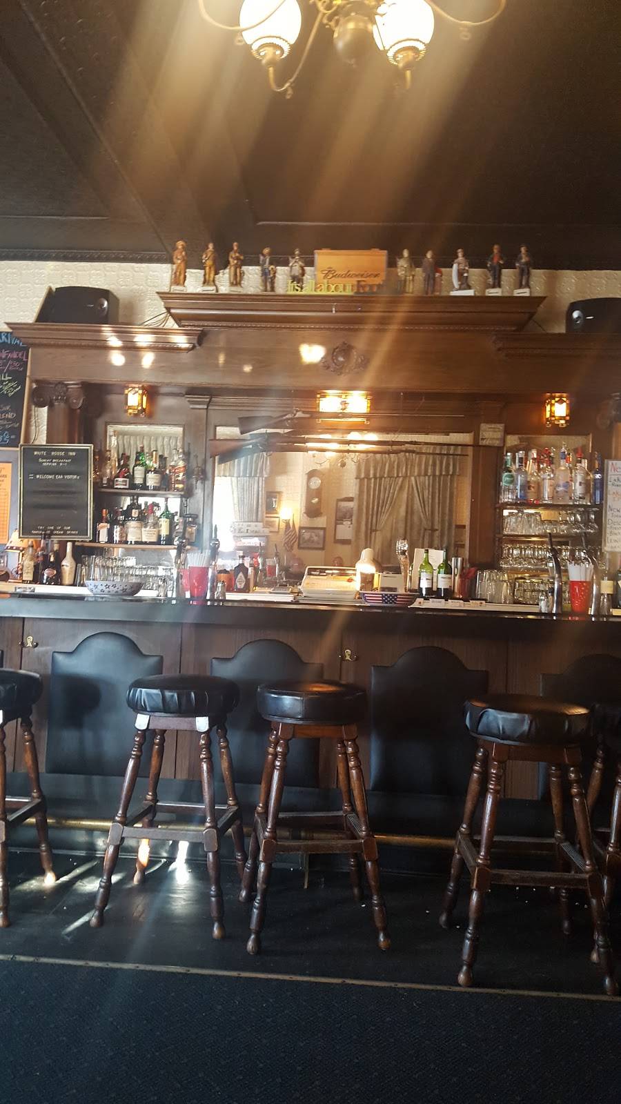 White House Inn | restaurant | 5776 Main St, Butte Des Morts, WI 54927, USA | 9205827211 OR +1 920-582-7211