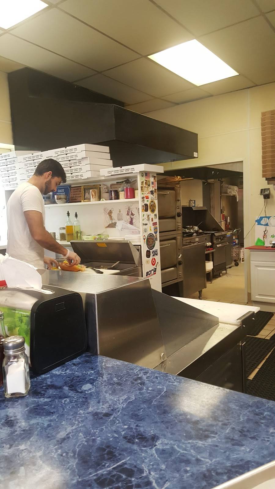 Famous Pizza | restaurant | 2071 Plainfield Pike, Johnston, RI 02919, USA | 4019462337 OR +1 401-946-2337