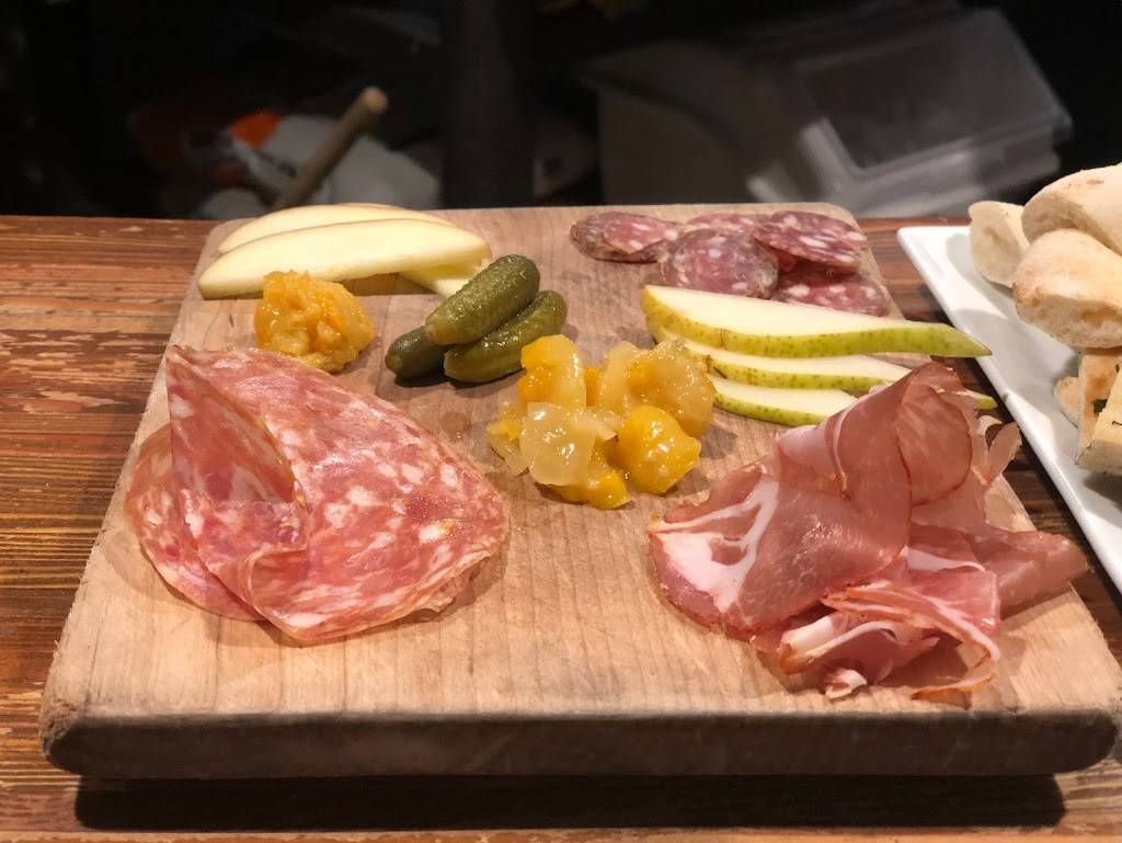 Old Town Tap | restaurant | 10164 Donner Pass Rd #1, Truckee, CA 96161, USA | 5305635233 OR +1 530-563-5233