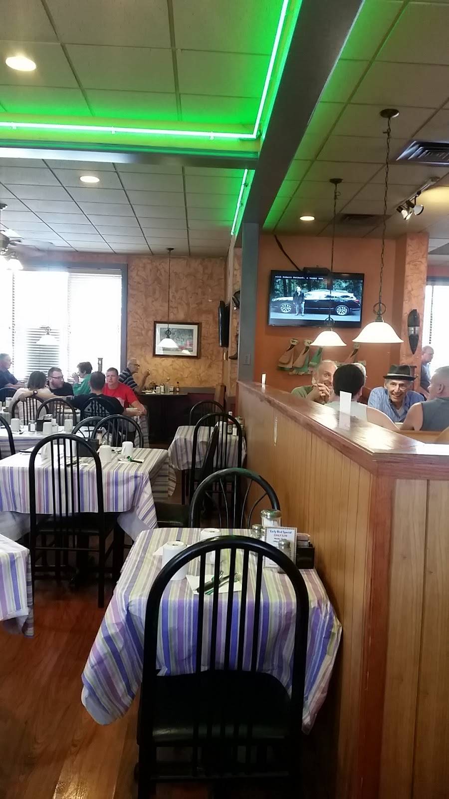 Lunas Family Restaurant | restaurant | 33 W Aurora Rd, Northfield, OH 44067, USA | 3304670282 OR +1 330-467-0282
