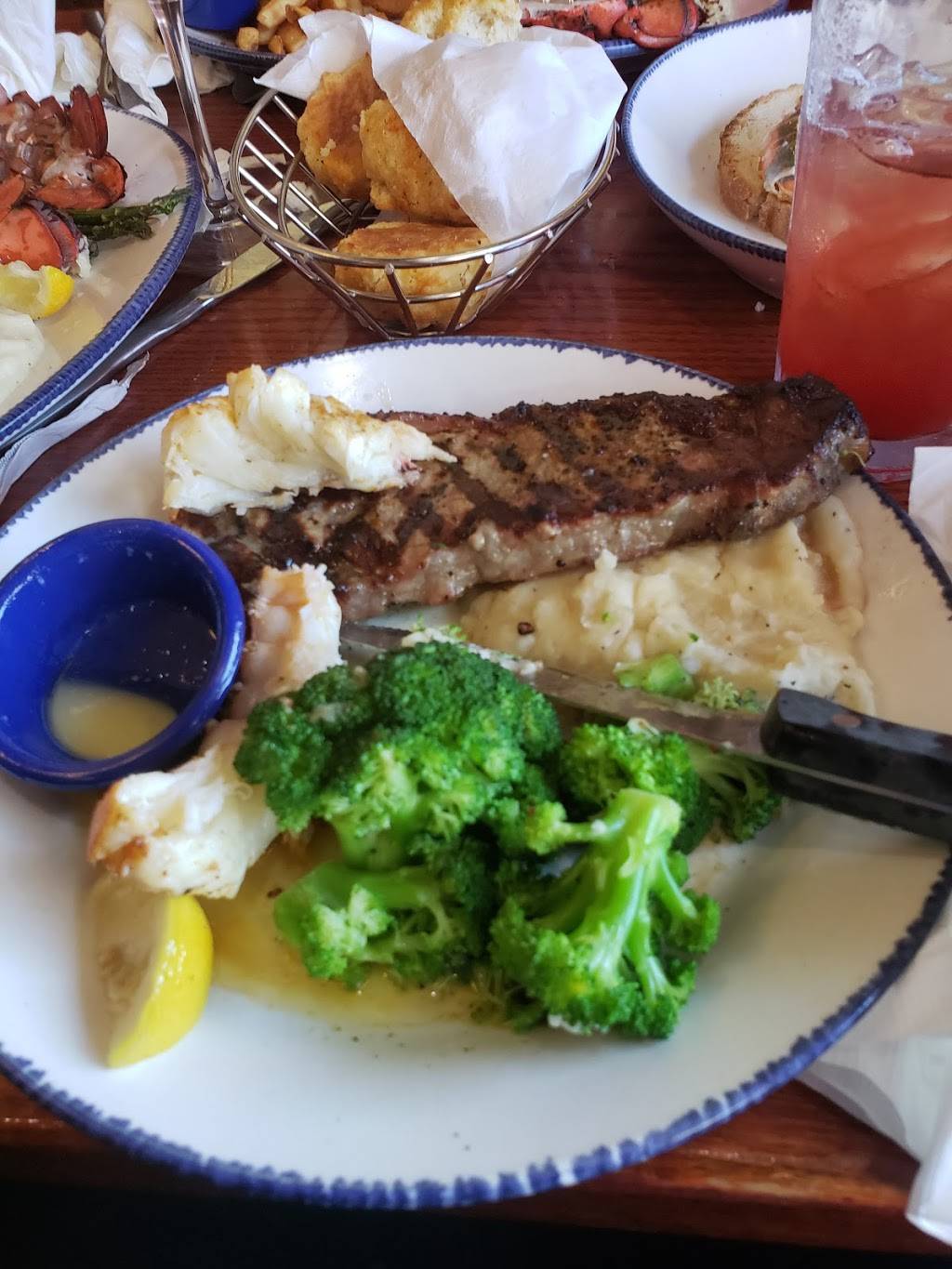 Red Lobster | restaurant | 750 Upper Glen St, Queensbury, NY 12804, USA | 5187610021 OR +1 518-761-0021