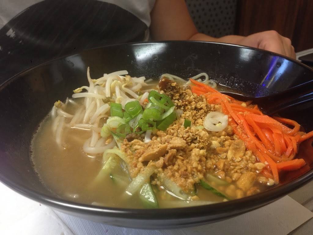 Longlong noodles 鲜味居 | restaurant | 425 McArthur Ave. #5, Ottawa, ON K1K 1G5, Canada | 6137412531 OR +1 613-741-2531