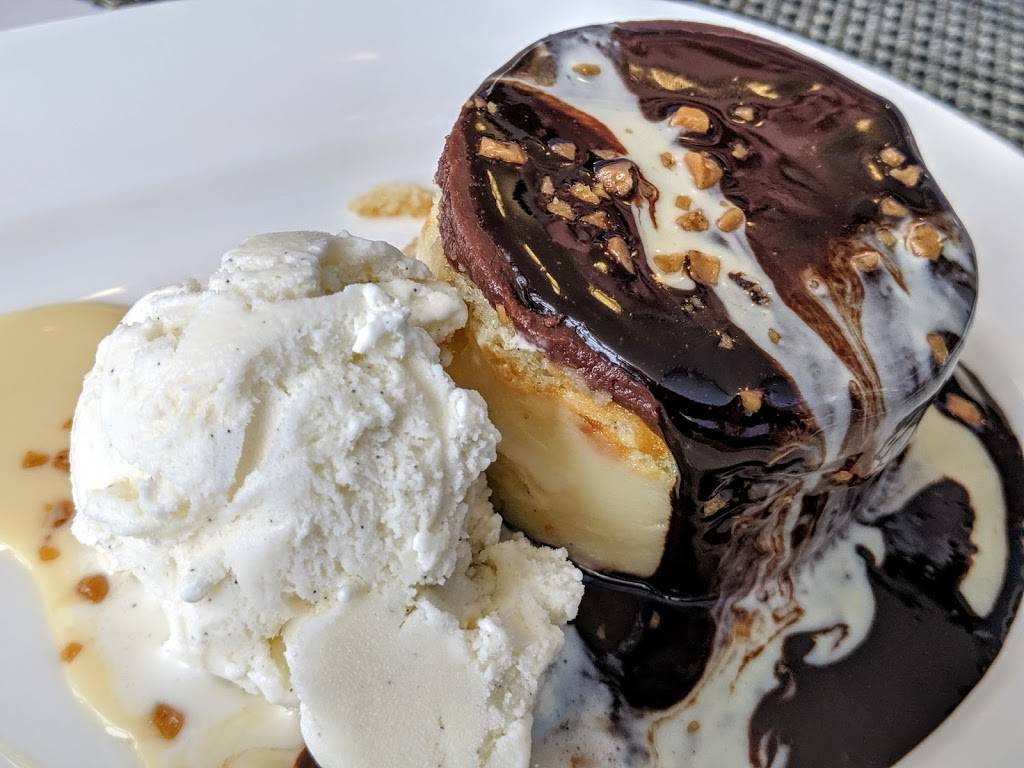 Legal Sea Foods | restaurant | Boston Logan International Airport (BOS), Terminal E, 1 Harborside Dr, Boston, MA 02128, USA | 6174758785 OR +1 617-475-8785