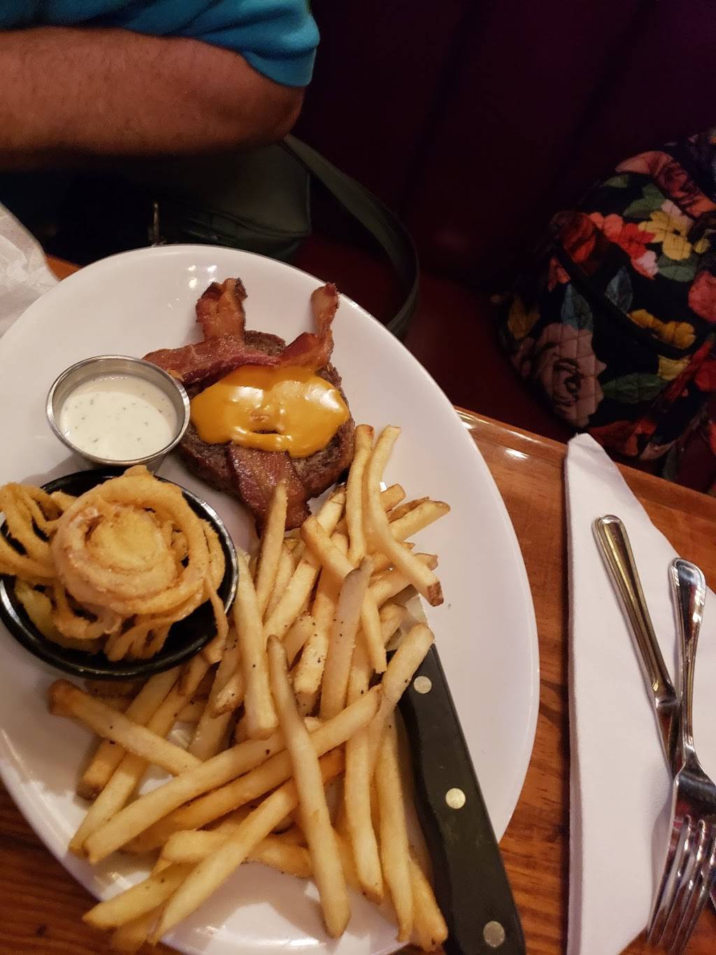 The District Tap | restaurant | 3720 E 82nd St, Indianapolis, IN 46240, USA | 3172888251 OR +1 317-288-8251