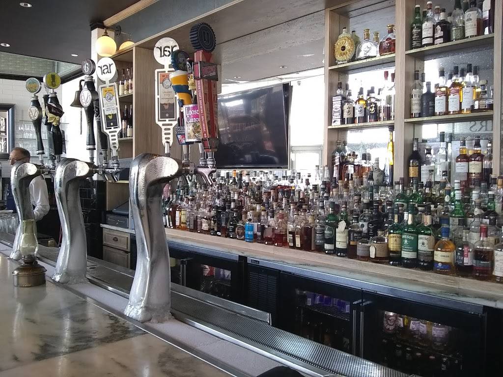 Loch Bar | restaurant | 240 International Drive, Baltimore, MD 21202, USA | 4439618949 OR +1 443-961-8949