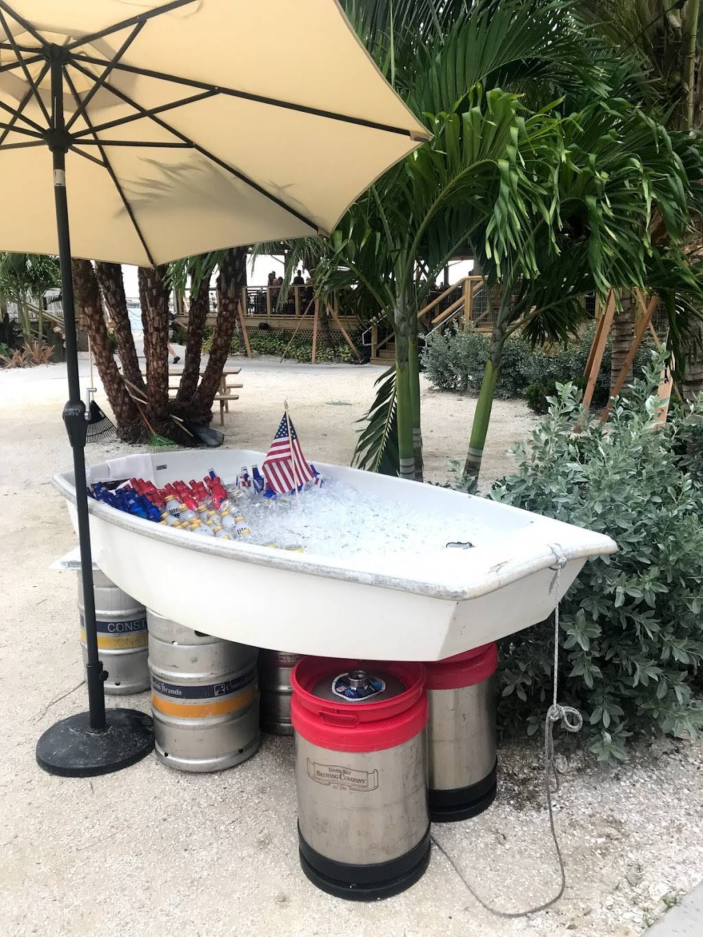 Salt Shack On The Bay | restaurant | 5415 W Tyson Ave, Tampa, FL 33611, USA | 8134444569 OR +1 813-444-4569