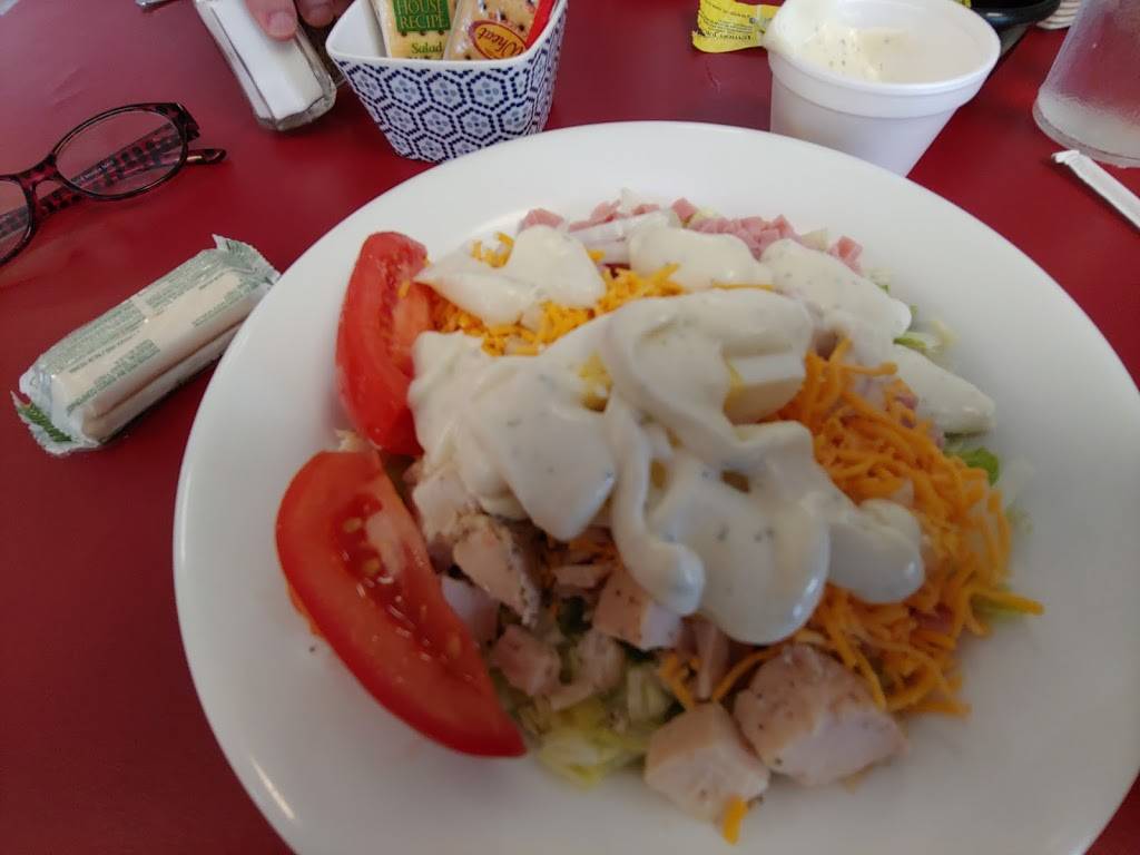 Carolyns Essenhaus | restaurant | 104 Main St, Arlington, KS 67514, USA | 6205384711 OR +1 620-538-4711