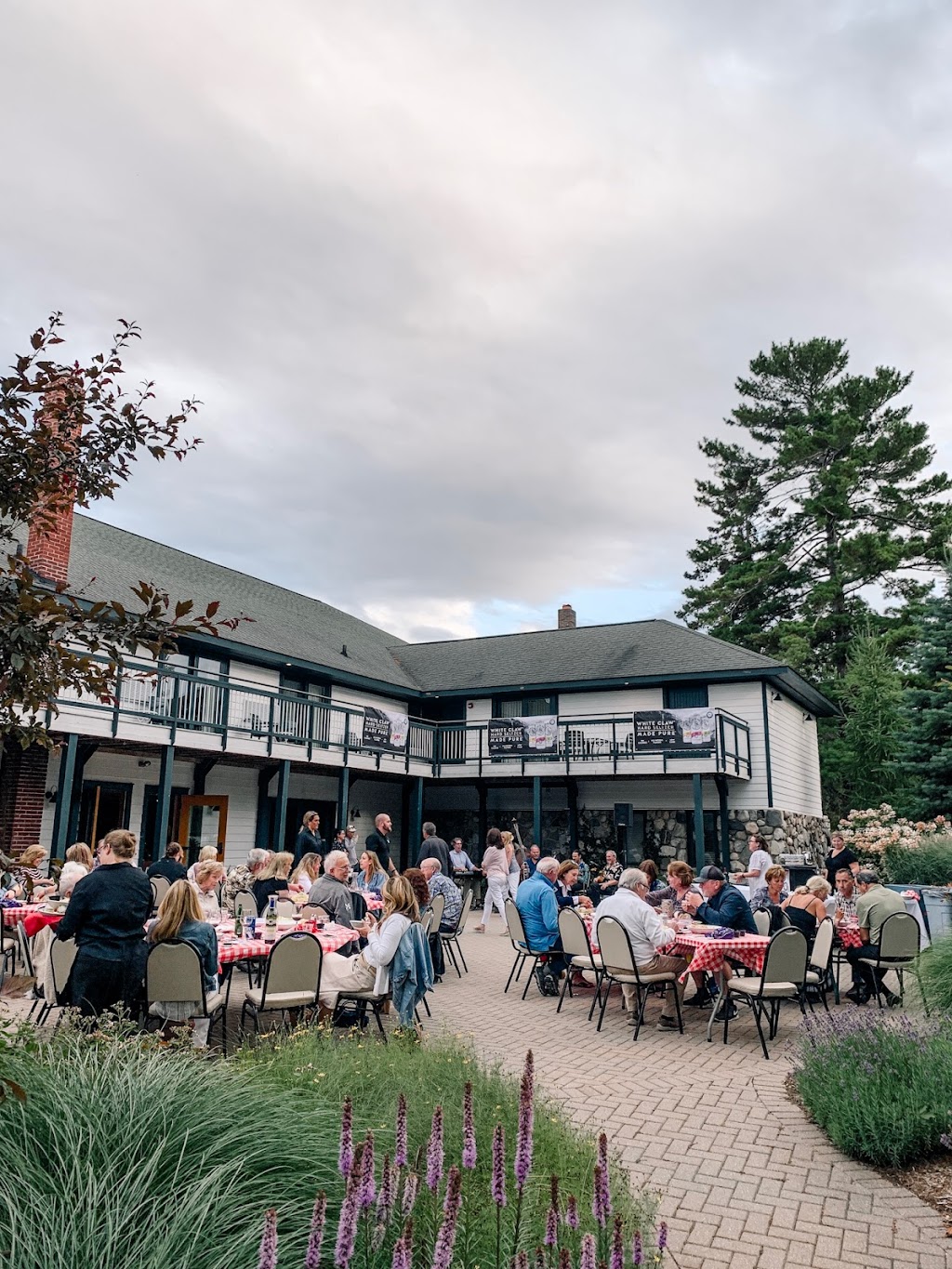 The Leland Lodge | restaurant | 565 Pearl St, Leland, MI 49654, USA | 2312569848 OR +1 231-256-9848