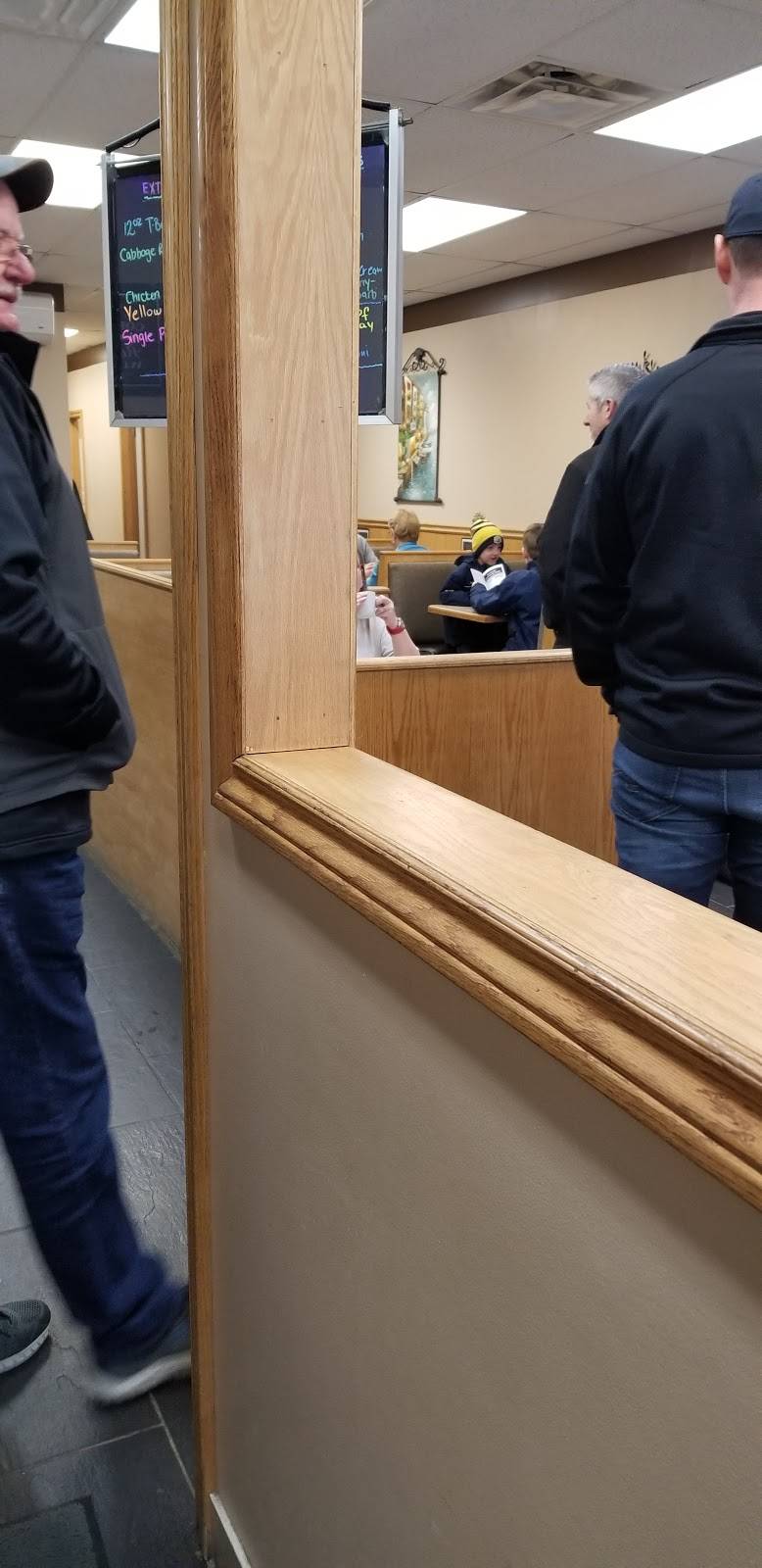 Queens Café Restaurant | restaurant | 149 Broadway, Tillsonburg, ON N4G 3P7, Canada | 5196880191 OR +1 519-688-0191