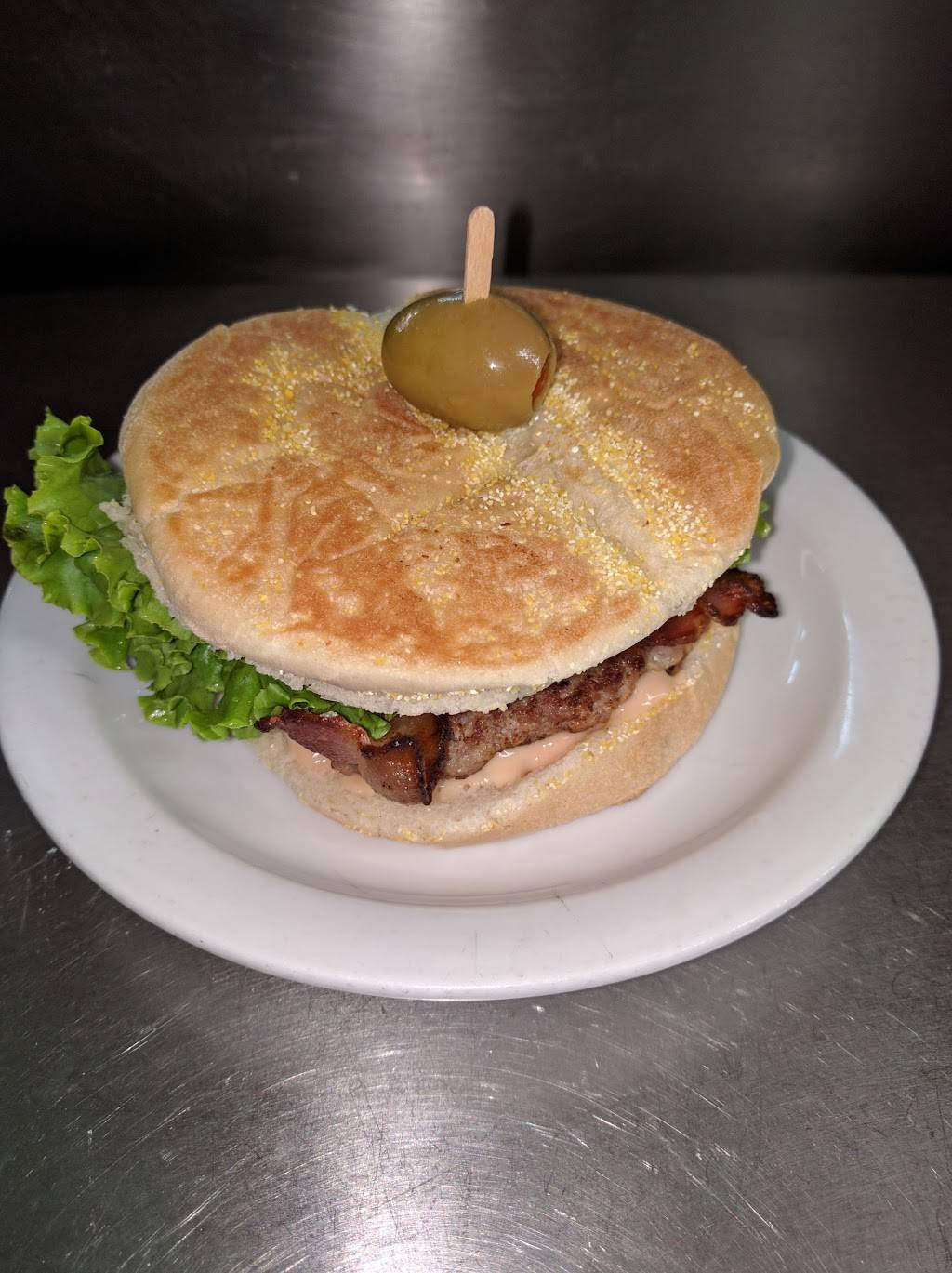 Restaurant Vics | restaurant | 373 Bertha St, Hawkesbury, ON K6A 2A7, Canada | 6136323206 OR +1 613-632-3206