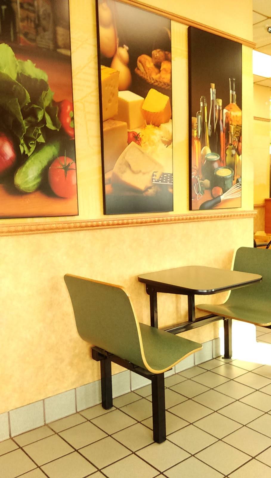 Subway | restaurant | 807 W Main St, Carmi, IL 62821, USA | 6183844125 OR +1 618-384-4125