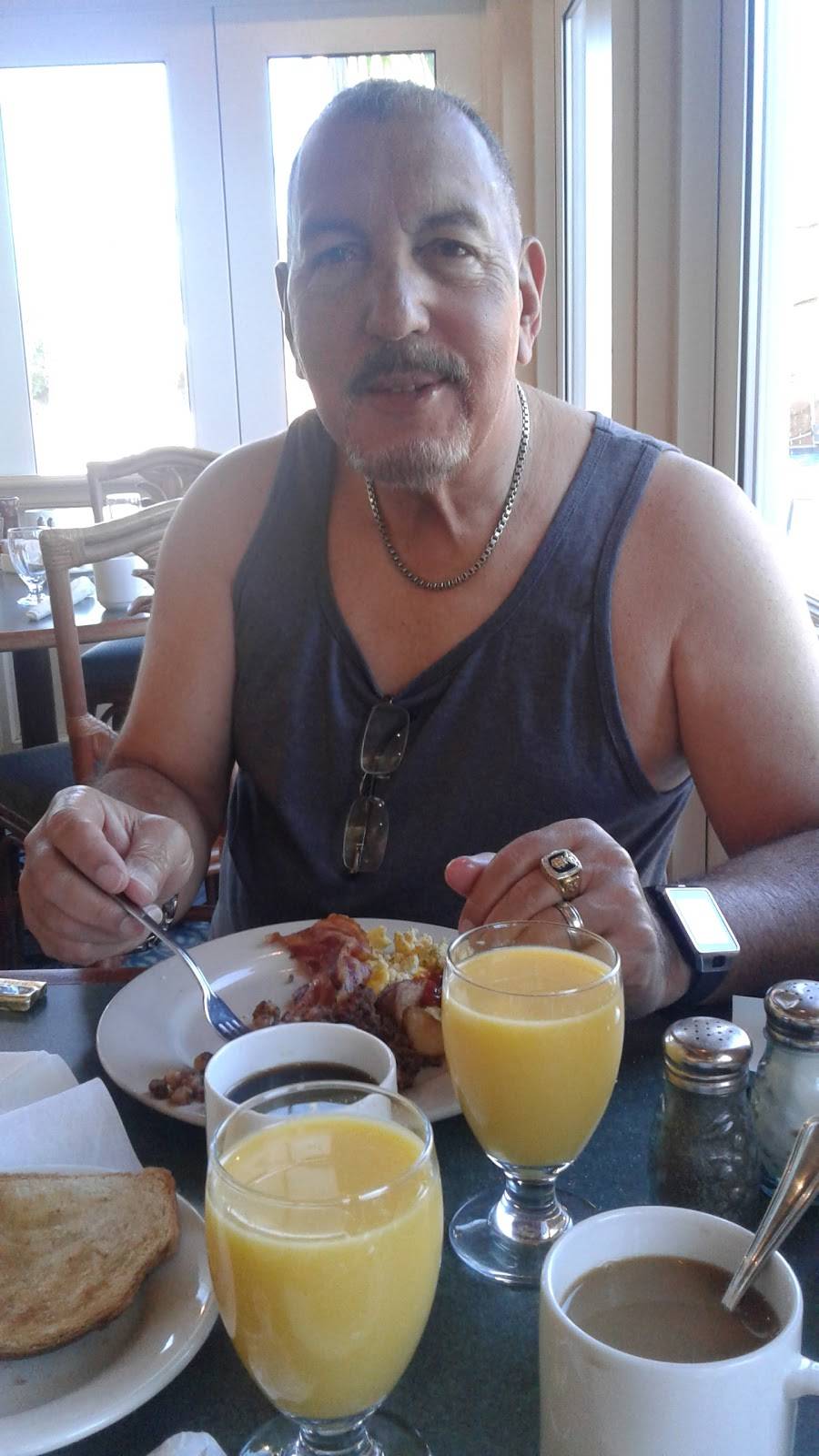 Flamingos Restaurant | restaurant | 8701 Astronaut Blvd, Cape Canaveral, FL 32920, USA | 3218686571 OR +1 321-868-6571