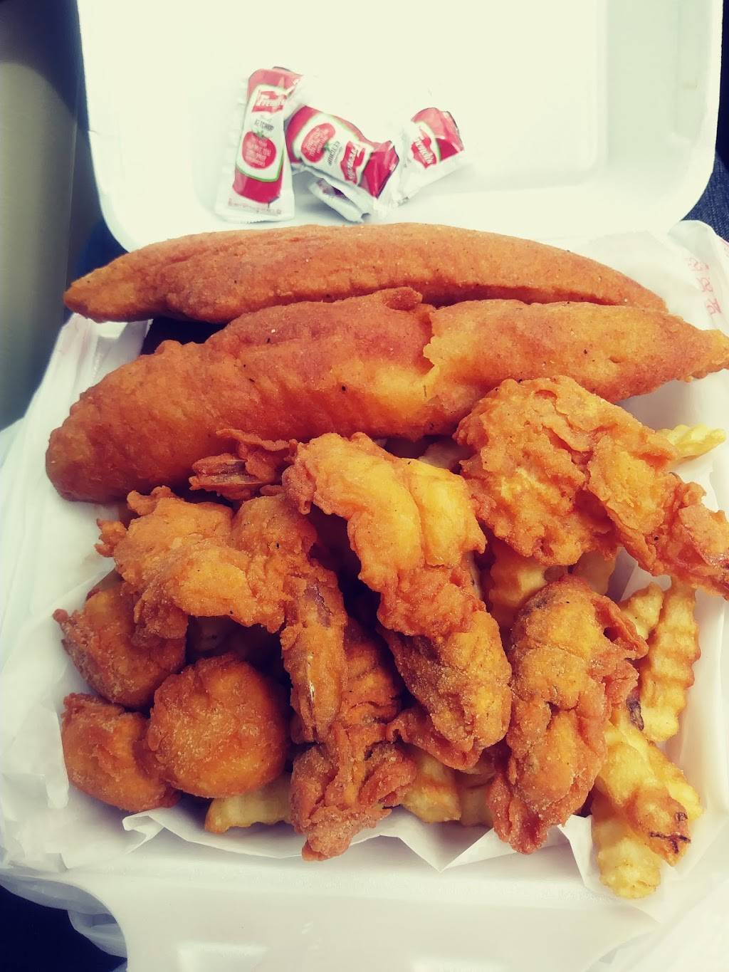 M & R Seafood Market & Takeout | restaurant | 808 W Constance Rd, Suffolk, VA 23434, USA | 7579250067 OR +1 757-925-0067