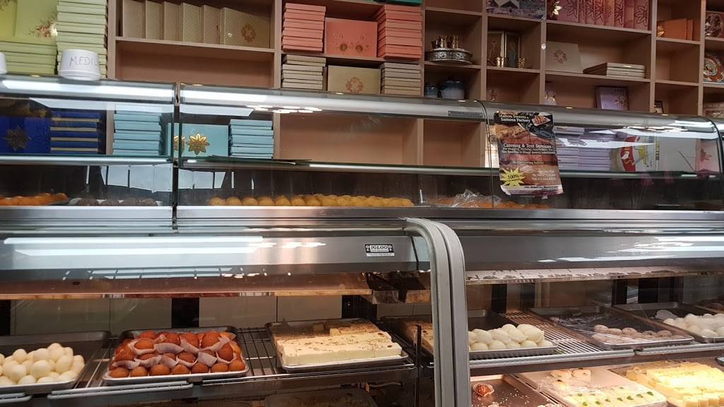 Malton Sweets & Samosa Factory | restaurant | 7052 Airport Rd, Mississauga, ON L4T 2G8, Canada | 9056732136 OR +1 905-673-2136
