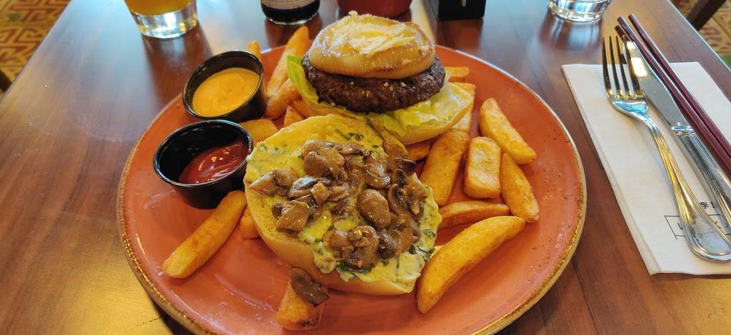 LEE Kitchen | restaurant | 6301 Silver Dart Dr, Mississauga, ON L5P 1B2, Canada | 4167763100 OR +1 416-776-3100