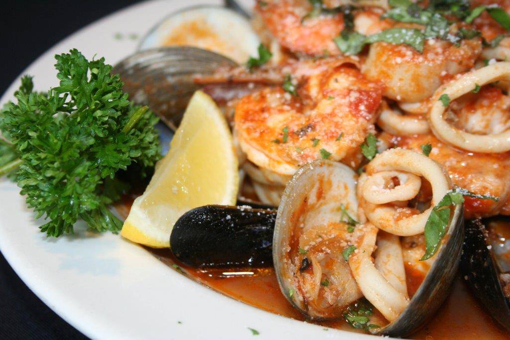 La Familia Restaurant | restaurant | 431 Winthrop St, Taunton, MA 02780, USA | 5088238664 OR +1 508-823-8664