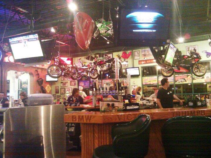 Quaker Steak & Lube | restaurant | 3737 Stone Creek Blvd, Cincinnati, OH 45251, USA | 5139239464 OR +1 513-923-9464