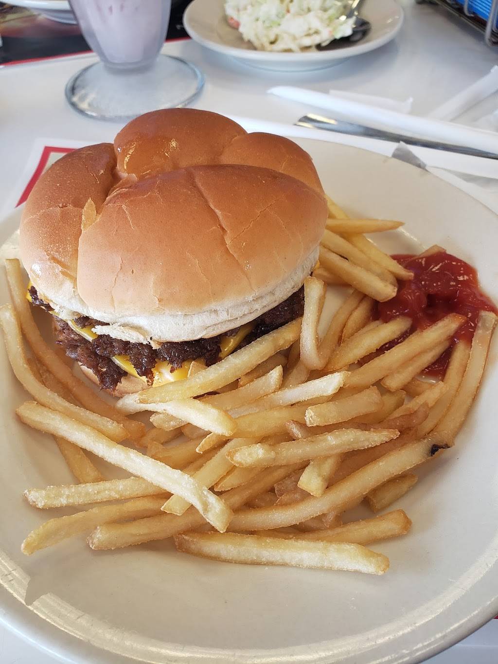 Steak n Shake | restaurant | 980 E Lewis and Clark Pkwy, Clarksville, IN 47129, USA | 8122851154 OR +1 812-285-1154