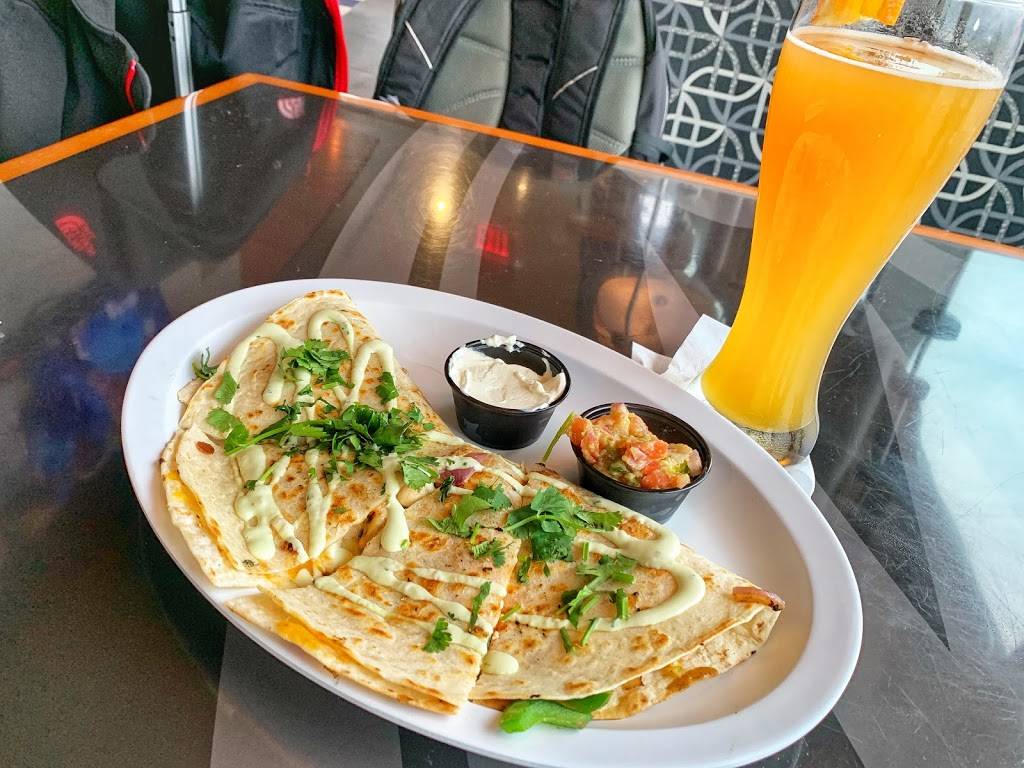 Ducks Breakaway Bar & Grill | restaurant | 18601 Airport Way, Santa Ana, CA 92707, USA | 9492525200 OR +1 949-252-5200