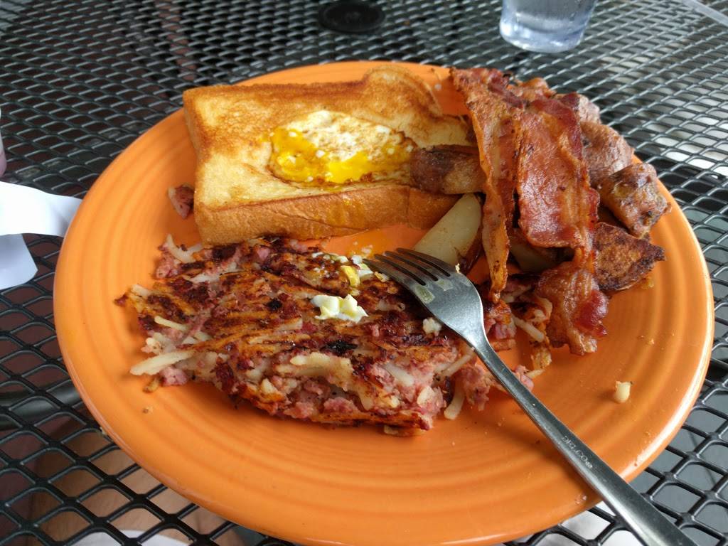 Tuckers | restaurant | 207 Main St, New London, NH 03257, USA | 6034135528 OR +1 603-413-5528