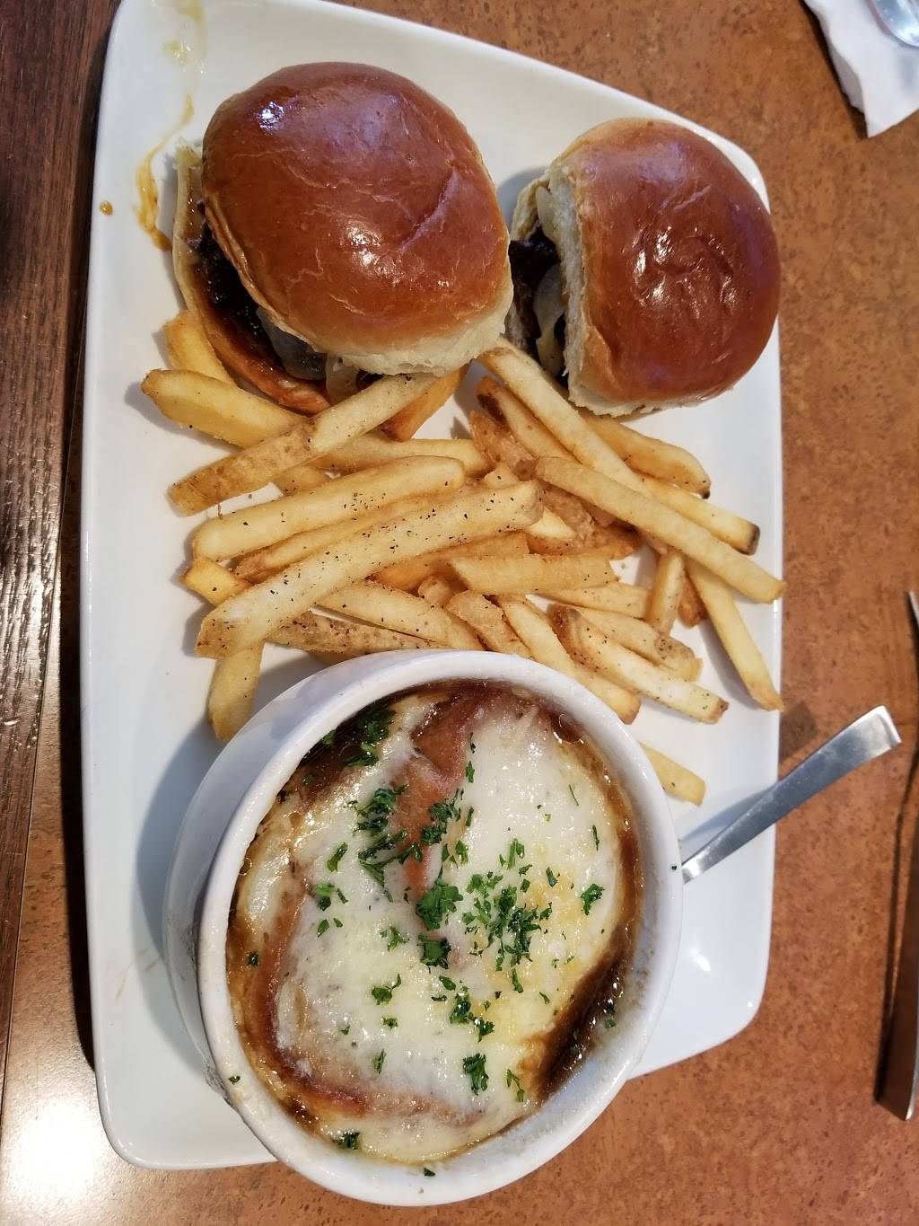 TGI Fridays | restaurant | 17430 W Bluemound Rd, Brookfield, WI 53045, USA | 2626419215 OR +1 262-641-9215