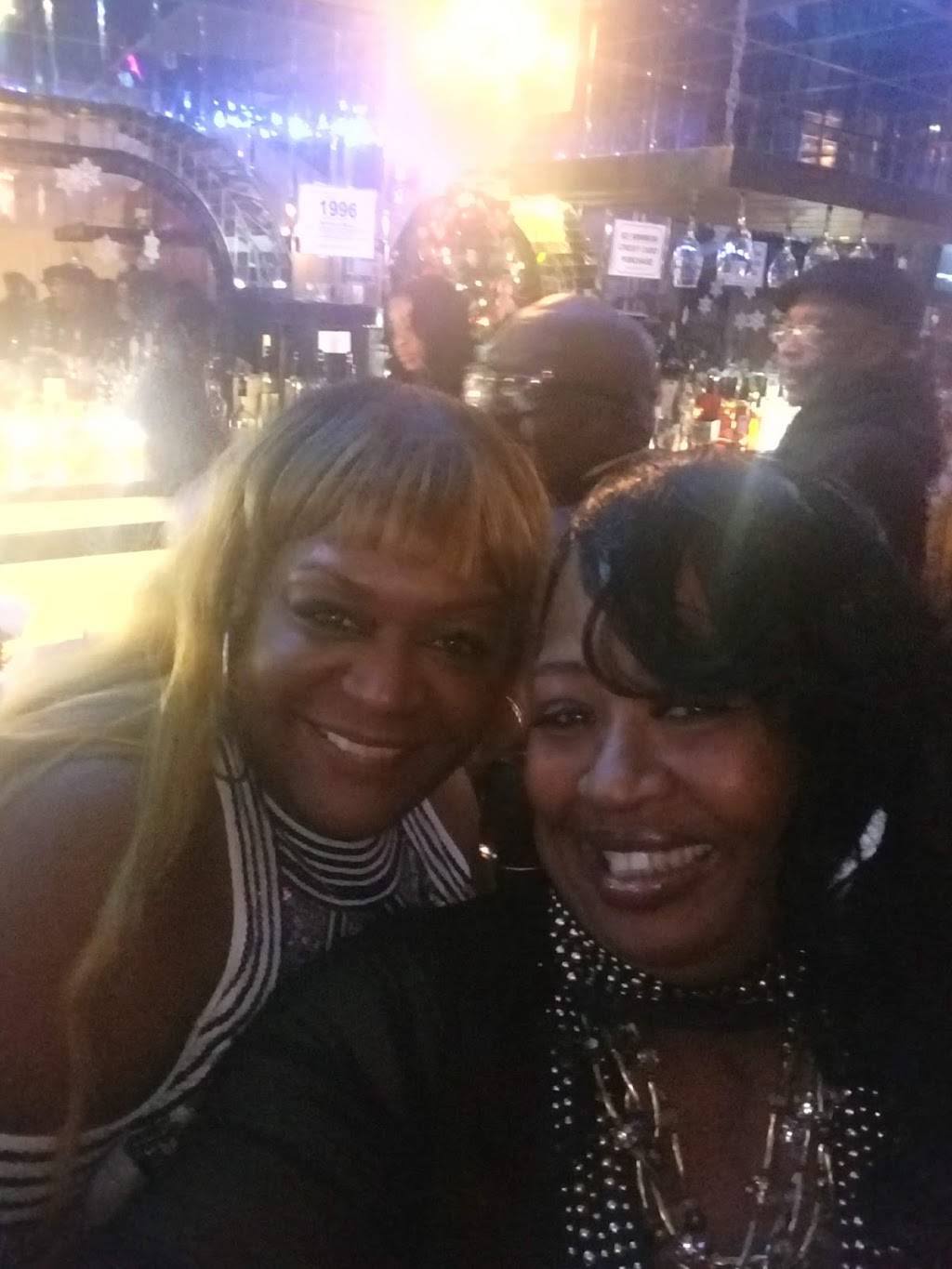 Bankos Lounge | restaurant | 14168 Wyoming Ave, Detroit, MI 48238, USA | 3134912188 OR +1 313-491-2188