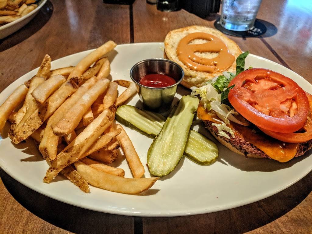 Houlihans | restaurant | 9365 Rain Lily Trail, Fort Worth, TX 76177, USA | 8177502190 OR +1 817-750-2190