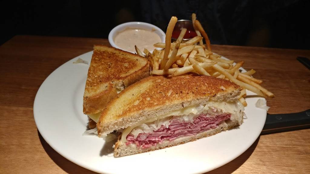 Charlestons Restaurant | restaurant | 1040 N 54th St, Chandler, AZ 85226, USA | 4809619434 OR +1 480-961-9434