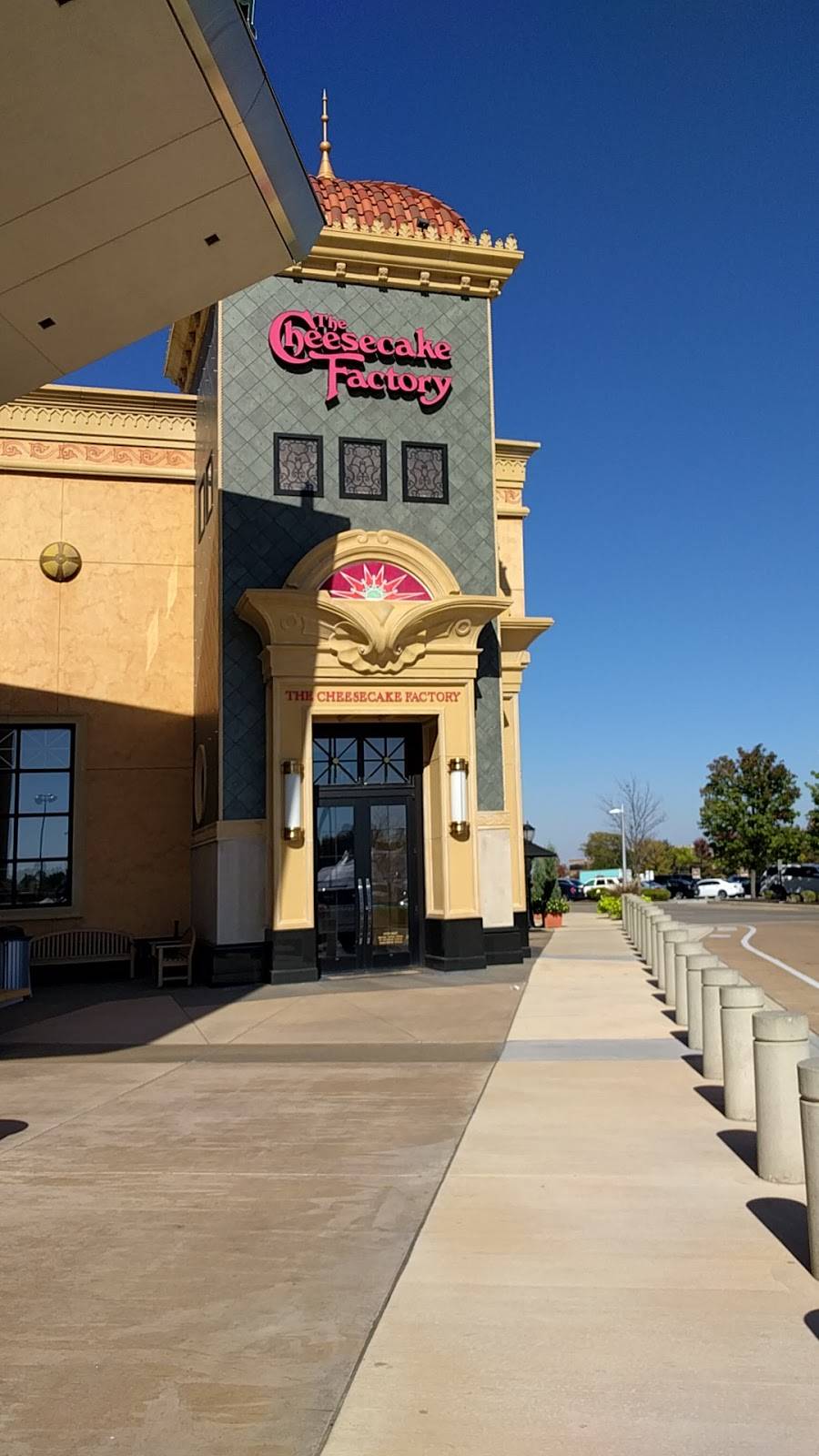 The Cheesecake Factory | restaurant | 2028 Chesterfield Center, Chesterfield, MO 63017, USA | 6365369662 OR +1 636-536-9662