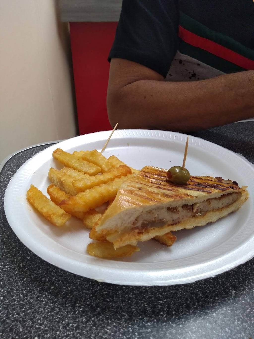 Fe La Cubana | restaurant | 5821 N 67th Ave #110, Glendale, AZ 85301, USA | 6235336912 OR +1 623-533-6912