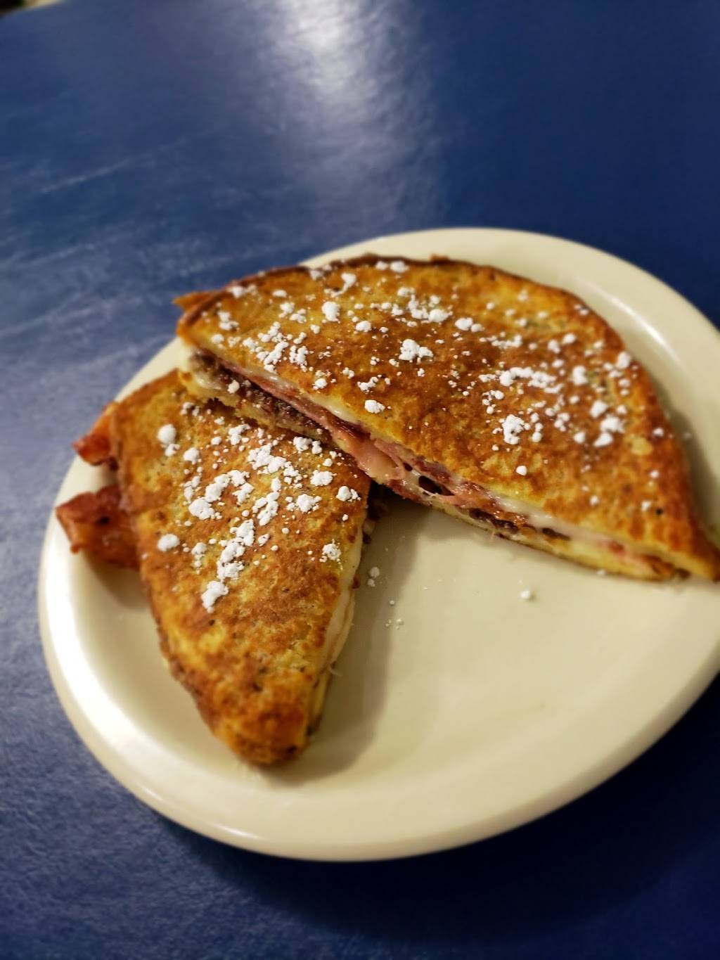 Lighthouse Cafe | restaurant | 735 Frankfort Ave, Elberta, MI 49628, USA | 2313525273 OR +1 231-352-5273