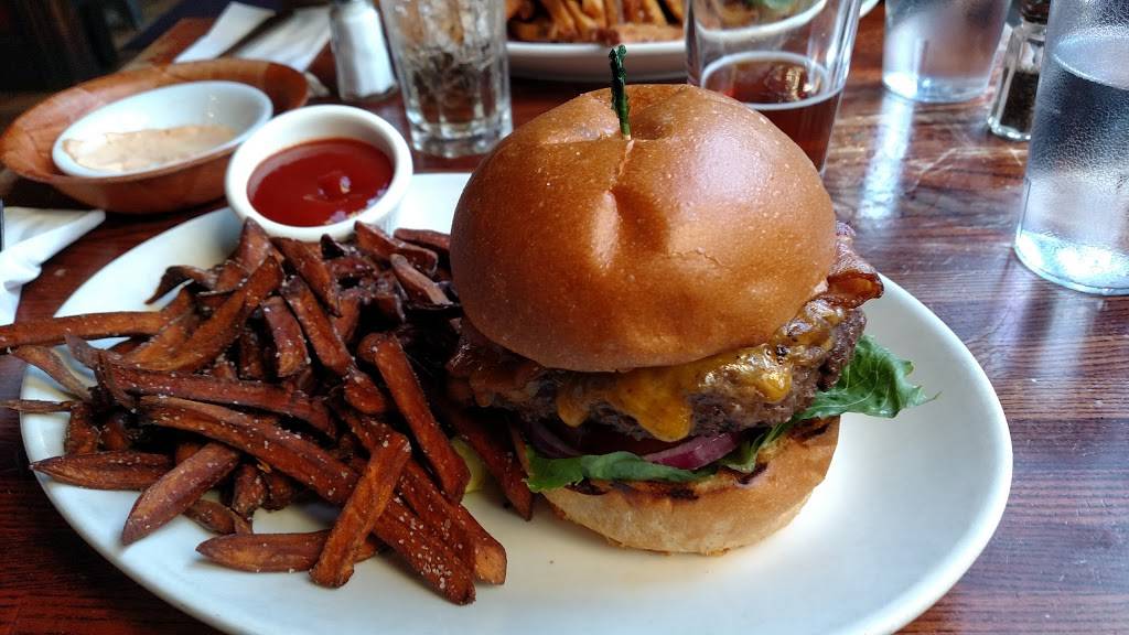 Henry Street Ale House | restaurant | 62 Henry St, Brooklyn, NY 11201, USA | 7185224801 OR +1 718-522-4801