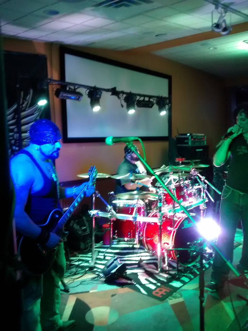 Strikers Sports Bar and Grill | night club | 66 Hathaway Rd, New Bedford, MA 02746, USA | 5089931746 OR +1 508-993-1746