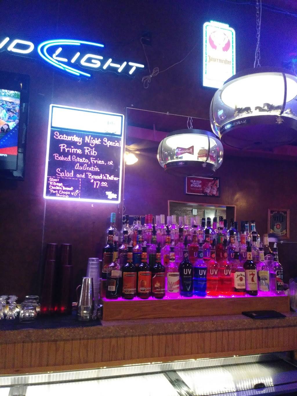 Topsys Bar & Grill | restaurant | 23 W Front St, El Paso, IL 61738, USA | 3095274338 OR +1 309-527-4338