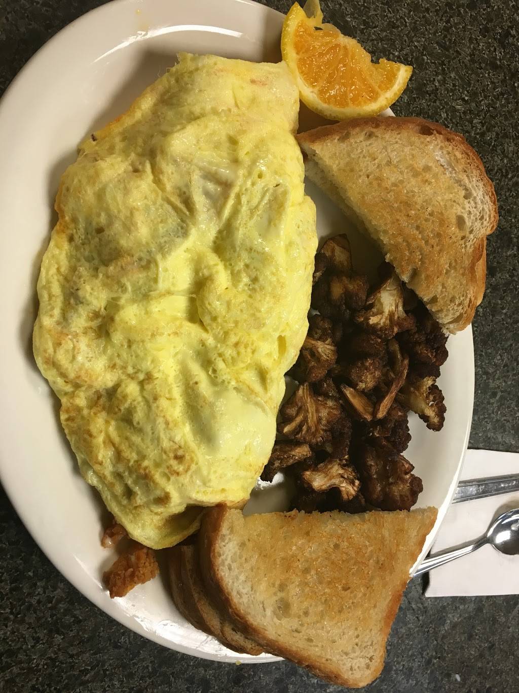 Center Grill | restaurant | 3 Turkey Hills Rd, East Granby, CT 06026, USA | 8604133238 OR +1 860-413-3238