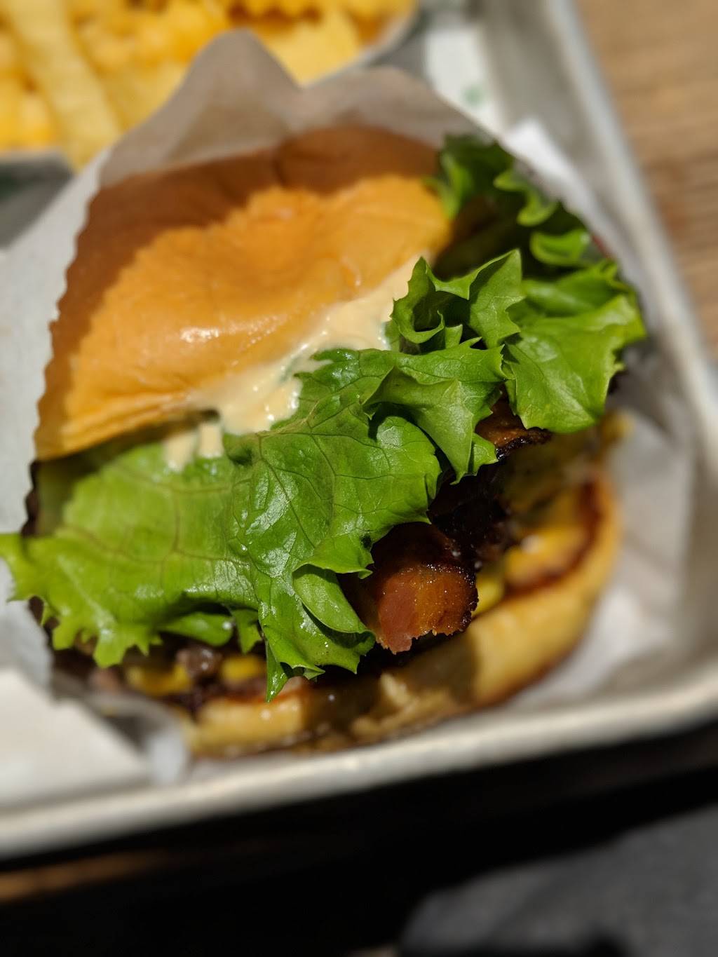 Shake Shack | restaurant | 2090 Mall Walk, Yonkers, NY 10704, USA | 9142891301 OR +1 914-289-1301