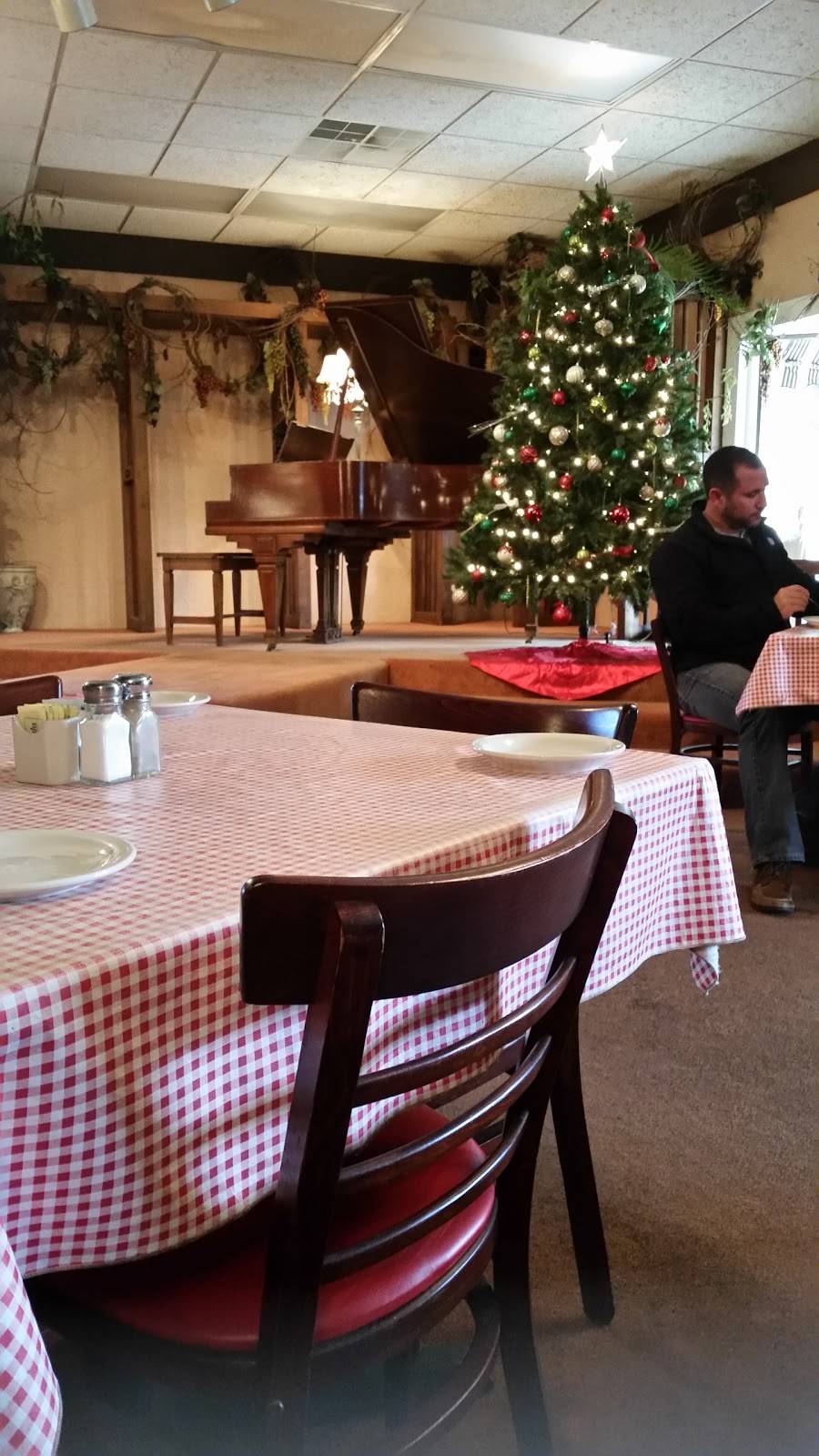 Colichias Italian Village | restaurant | 5601 E Parkway St, Groves, TX 77619, USA | 4099627711 OR +1 409-962-7711