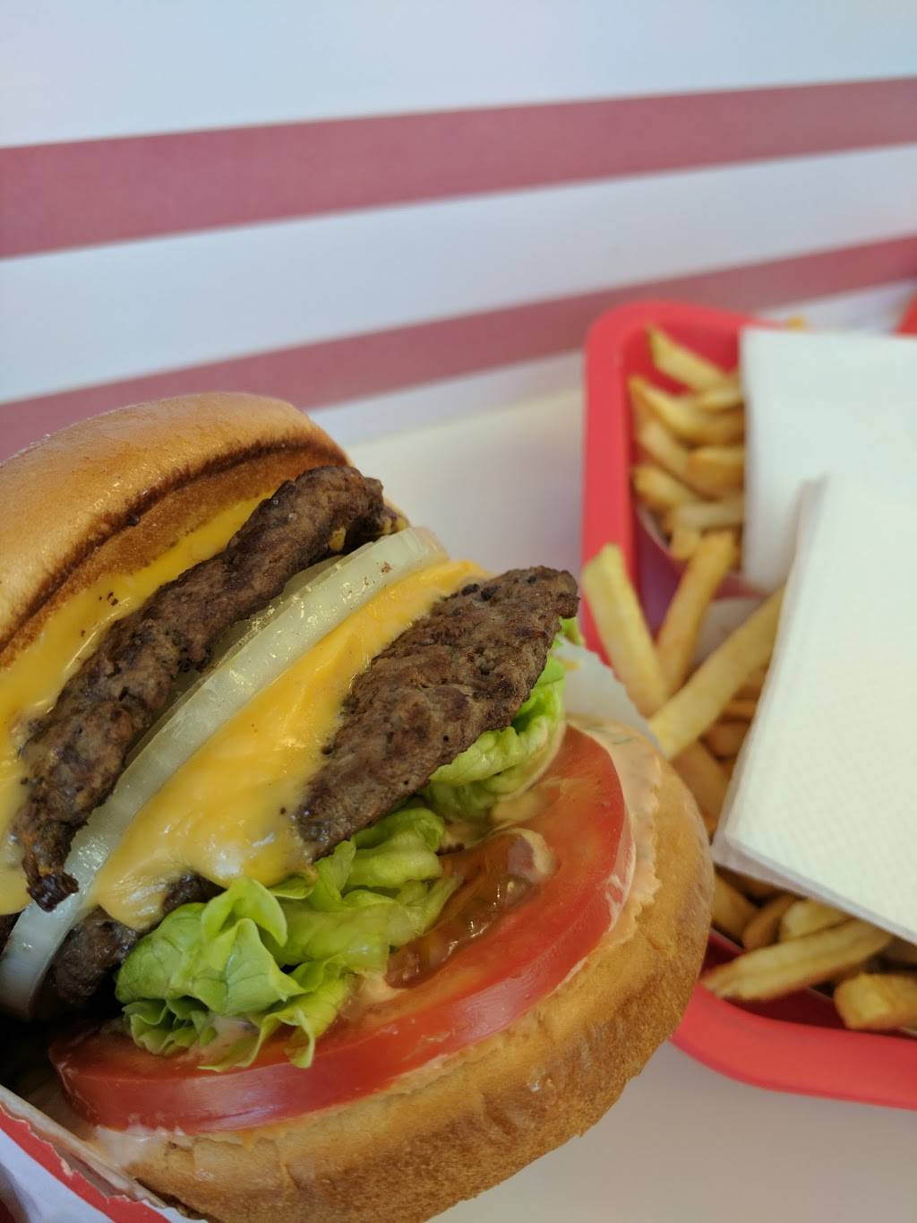 In-N-Out Burger | restaurant | 151 Kern St, Salinas, CA 93905, USA | 8007861000 OR +1 800-786-1000