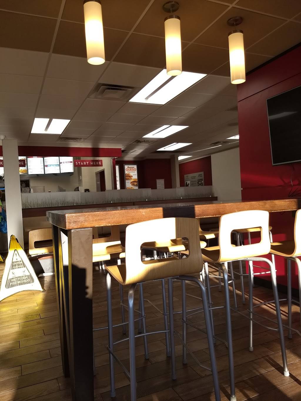 Wendys | restaurant | 1209 N Main St, Huntingburg, IN 47542, USA | 8126835905 OR +1 812-683-5905