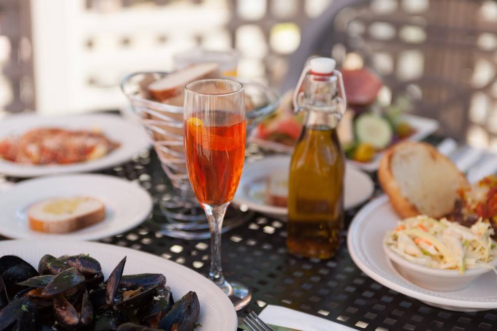 Brunos Restaurant and Tavern | restaurant | 33 Allen Ave, Portland, ME 04103, USA | 2078789511 OR +1 207-878-9511