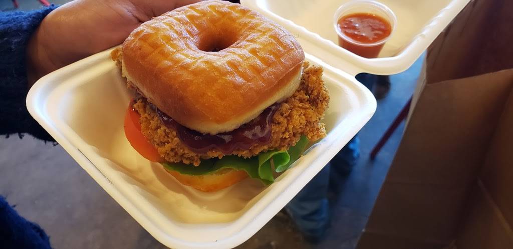 Astro Doughnuts & Fried Chicken | restaurant | 7511 Leesburg Pike #103, Falls Church, VA 22043, USA | 7033560800 OR +1 703-356-0800