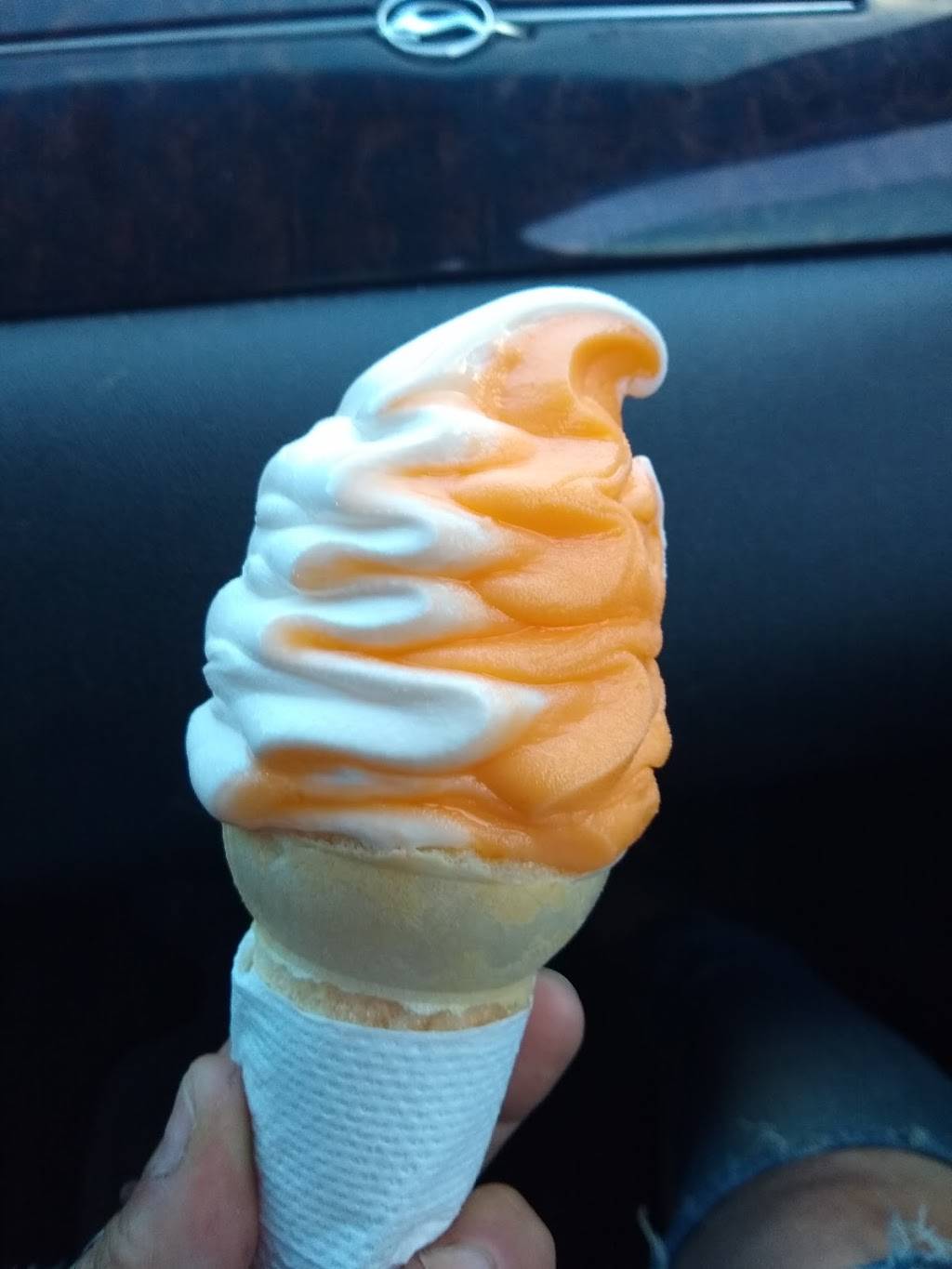 4 Queens Dairy Cream | restaurant | 109 1st St SW, Waverly, IA 50677, USA | 3195592476 OR +1 319-559-2476