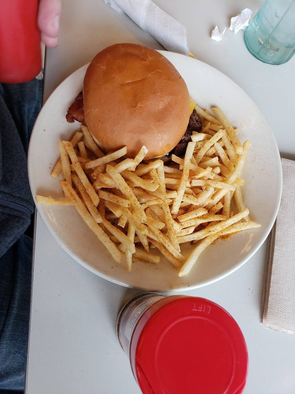 Steak n Shake | restaurant | 116 Grand Central Mall, Parkersburg, WV 26105, USA | 3044247050 OR +1 304-424-7050