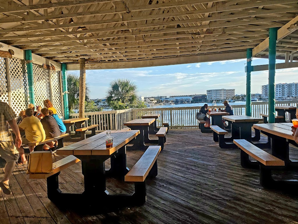 Gilligans Seafood | restaurant | 530 Harbor Blvd, Destin, FL 32541, USA | 8506504400 OR +1 850-650-4400