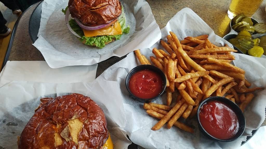 Brickhouse Craft Burgers & Brews | restaurant | 500 Grant St, De Pere, WI 54115, USA | 9203382337 OR +1 920-338-2337